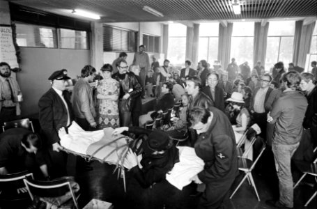 Besloten ledenvergadering BBK in Rietveldacademie Amsterdam Jutte wordt op een b, Bestanddeelnr 922-8421