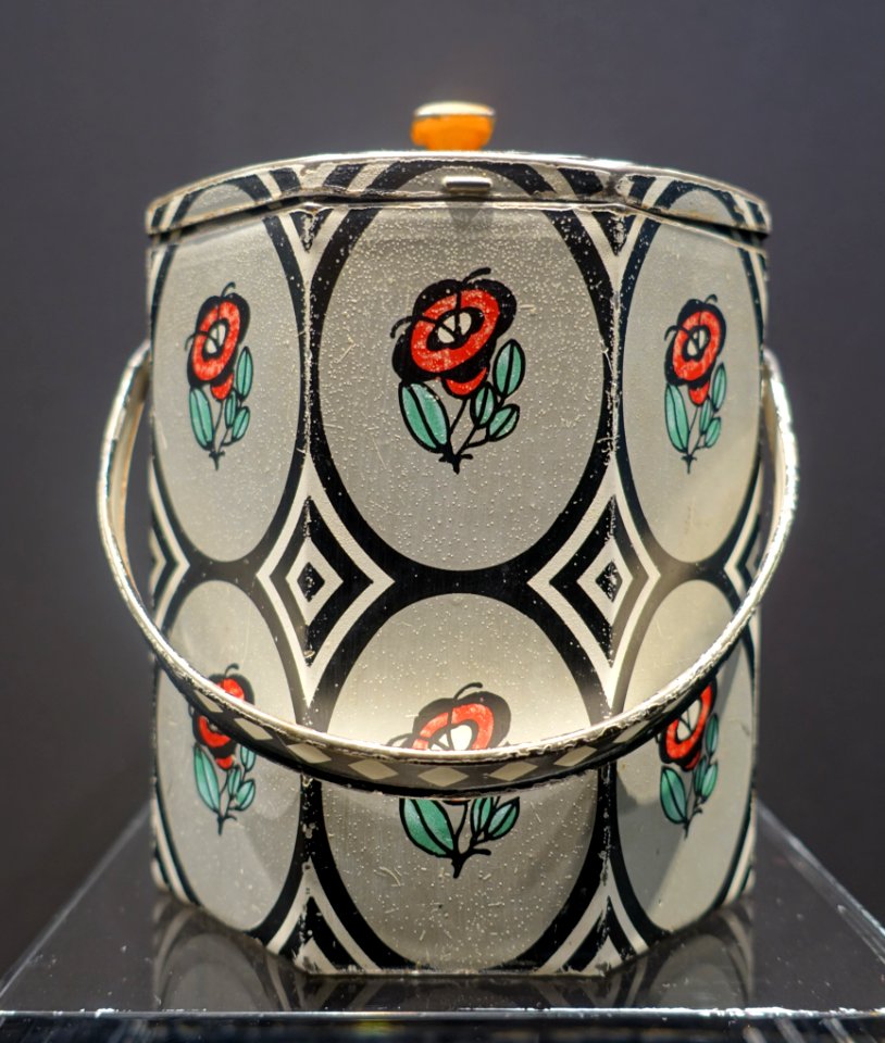 Biscuit box for the Hermann Bahlsen Company, by Emanuel Josef Margold, c. 1912-1915, tinplate and paper - Museum Künstlerkolonie Darmstadt - Mathildenhöhe - Darmstadt, Germany - DSC06097