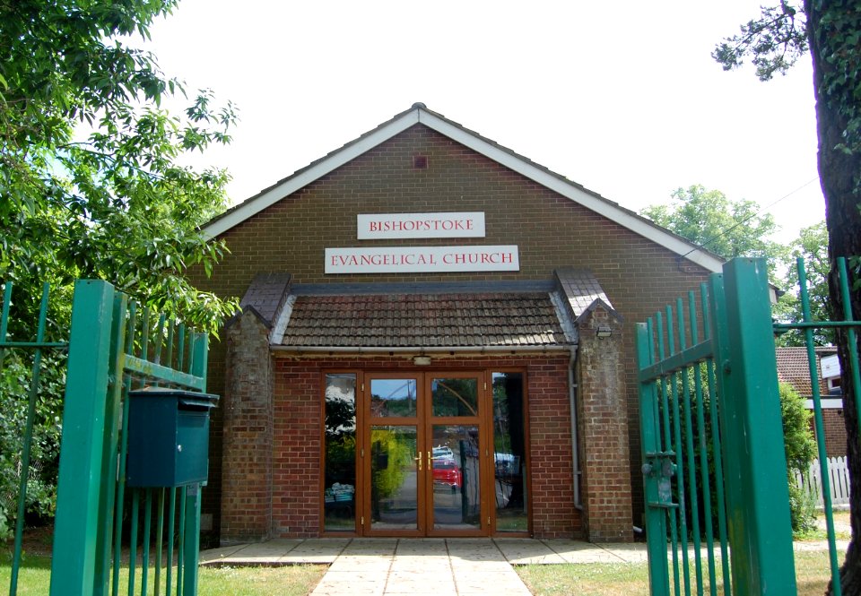 Bishopstoke Evangelical Church, Stoke Park Road, Bishopstoke (June 2019) (2)