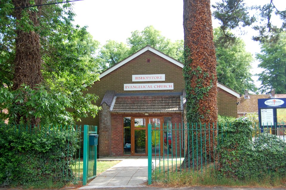 Bishopstoke Evangelical Church, Stoke Park Road, Bishopstoke (June 2019) (1)