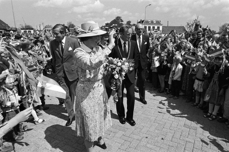 Bezoek Koningin Beatrix en prins Claus aan Noord-West-Overijssel, Zij worden in , Bestanddeelnr 931-4934