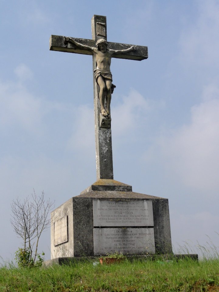 Berry-au-Bac (Aisne) Croix de chemin mémorial de plusieures guerres