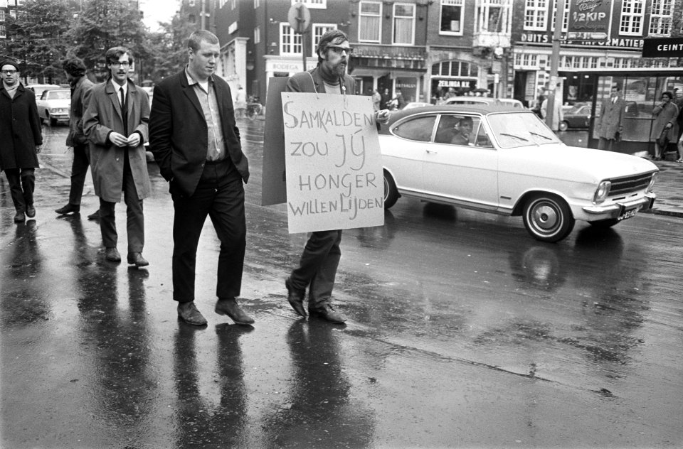 Bezetting Maagdenhuis Amsterdam, door studenten man met bord buiten tegen uithon, Bestanddeelnr 922-4346