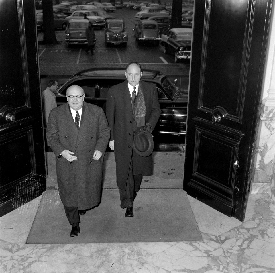 Bespreking Paul H Spaak met Minister Luns Den Haag, Bestanddeelnr 908-2948