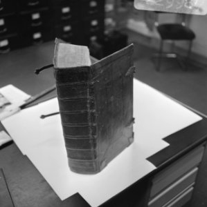 Bijbel 18e eeuw, boek Joannis opengeslagen. Buitenkant mt sloten, Bestanddeelnr 922-9987