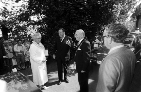 Bezoek Koningin aan Friesland meisje biedt bloemen aan in Eernewoude, Bestanddeelnr 929-7761