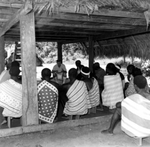 Bijeenkomst onder een paalwoning in Langetabbetje in Suriname, Bestanddeelnr 252-6715