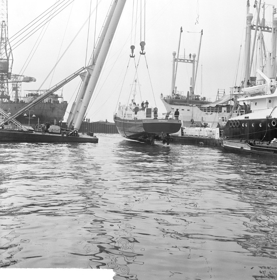Bij Verolme Rozenburg een 90 ton zware crewboot geplaat overzicht werkzaamheden, Bestanddeelnr 917-7254