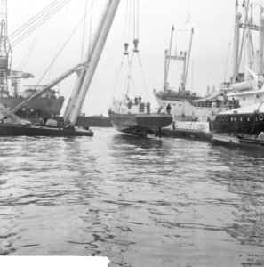 Bij Verolme Rozenburg een 90 ton zware crewboot geplaat overzicht werkzaamheden, Bestanddeelnr 917-7254