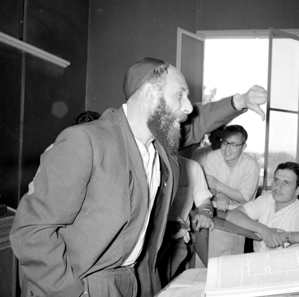 Bijeenkomst in een jesjiva (Talmoedschool). Een rabbijn geeft uitleg aan de leer, Bestanddeelnr 255-3040