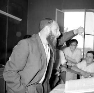 Bijeenkomst in een jesjiva (Talmoedschool). Een rabbijn geeft uitleg aan de leer, Bestanddeelnr 255-3040