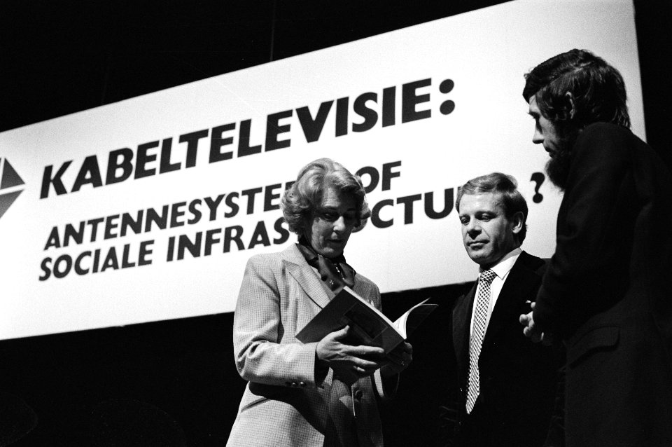 Bijeenkomst over kabeltelevisie in RAI A'dam, Gardeniers krijgt boekje kabeltelevisie, heden verleden - toekomst door Jelger, Bestanddeelnr 931-4100