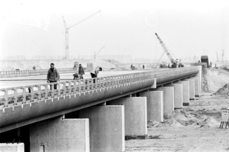 Bijlmermeer. Een der vele viaducten in de Bijlmer, Bestanddeelnr 921-1372