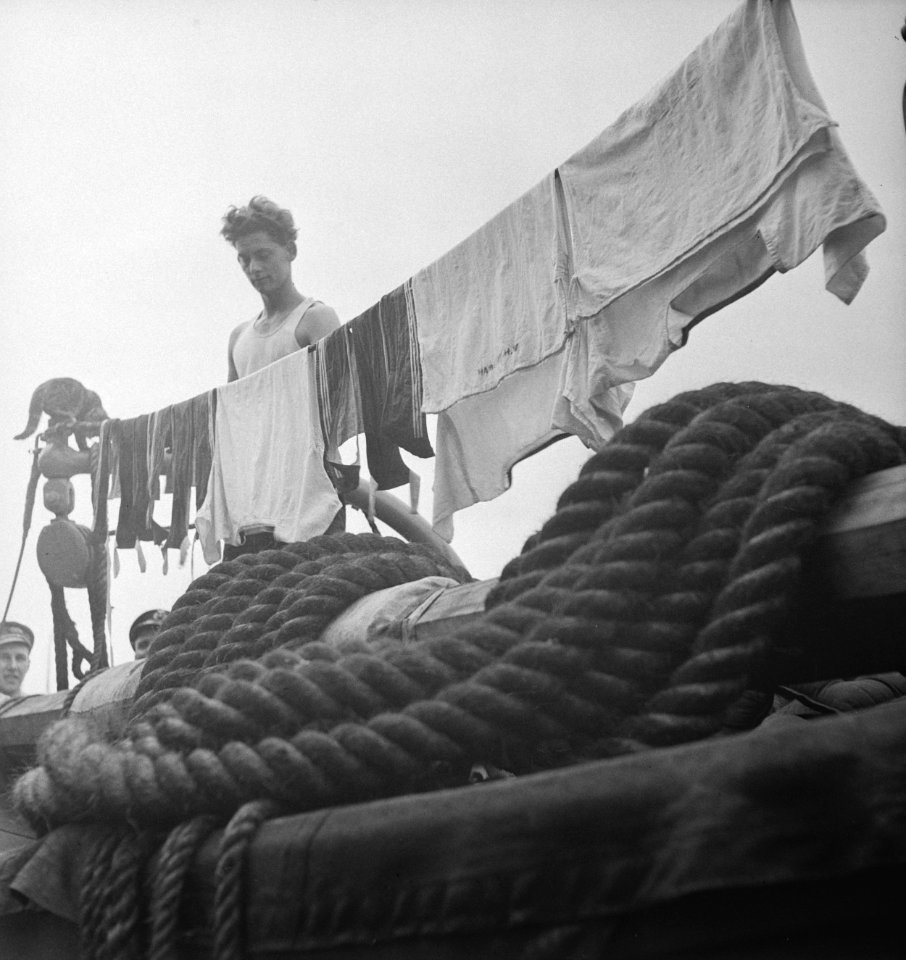 Bijschrift Washing day on board a Dutch merchant vessel Wasdag aan boord va, Bestanddeelnr 935-3004