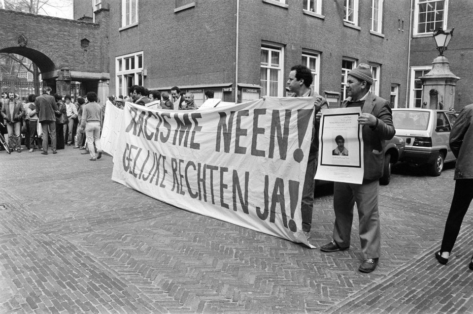 Bij stadhuis Amsterdam protest tegen racisme en voor gelijke rechten door Marokk, Bestanddeelnr 933-2969