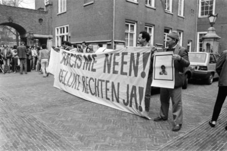 Bij stadhuis Amsterdam protest tegen racisme en voor gelijke rechten door Marokk, Bestanddeelnr 933-2969
