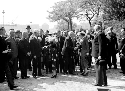 Bijeenkomst bij het leggen van een eerste steen voor het Belgische paviljoen voo, Bestanddeelnr 255-8675