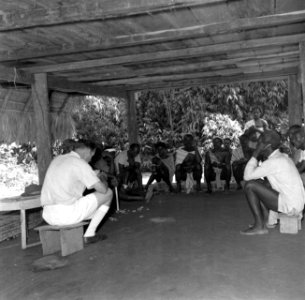 Bijeenkomst onder een paalwoning in Langetabbetje in Suriname, Bestanddeelnr 252-6714