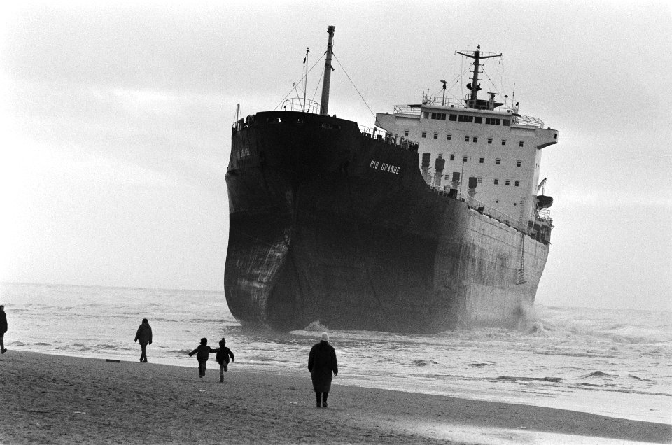 Bij Wassenaar is door de zware storm de Maltezer bulkcarrier Rio Grande aan de, Bestanddeelnr 933-5365