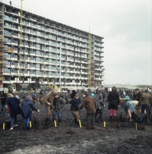 Bijlmermeer flats in aanbouw schoolkinderen planten bomen voor flats in aanbou, Bestanddeelnr 254-8042