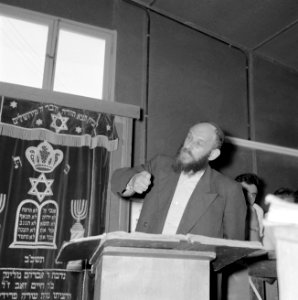 Bijeenkomst in een jesjiva (Talmoedschool). Een rabbijn geeft uitleg aan de leer, Bestanddeelnr 255-3045