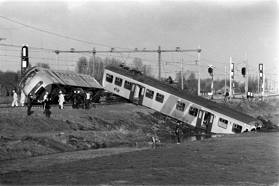 Bij Warmond is een Intercitytrein ingereden op een werktrein die met een grind g, Bestanddeelnr 931-1884
