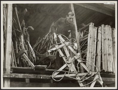 Bijschrift foto Vuurwerk (15). Een clown van hout en rottan wordt van de zolder, Bestanddeelnr 033-0939