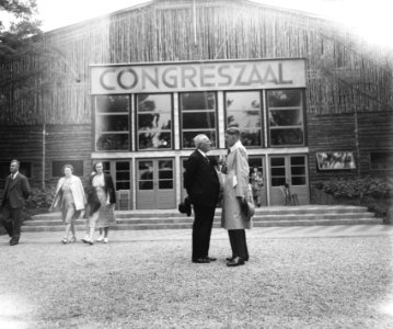 Bijeenkomst. Oost en West Apeldoorn. Weltes in gesprek voor zaal, Bestanddeelnr 902-8608