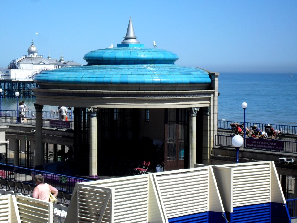 Bandstand and Colonnade at Grand Parade, Eastbourne (NHLE Code 1385904) (May 2010)