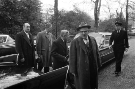 Bijeenkomst fracties, aankomst ministers, Bestanddeelnr 911-9296