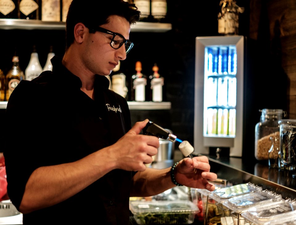 Barkeeper im Frierichs bereitet einen Marshmallow zu