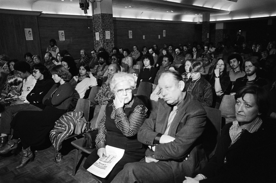 Bijeenkomst in verband sluiting wijken voor buitenlanders (Amsterdam), opdracht , Bestanddeelnr 929-5891