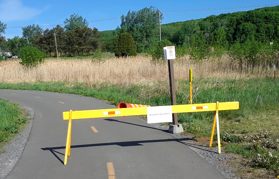 Barrière sur la piste cyclable d'Oka en temps de pandémie