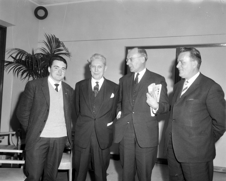 Bijeenkomst Partij van de Arbeid in Krasnaposlky, v.l.n.r. M. Martinez , Henry F, Bestanddeelnr 917-4963