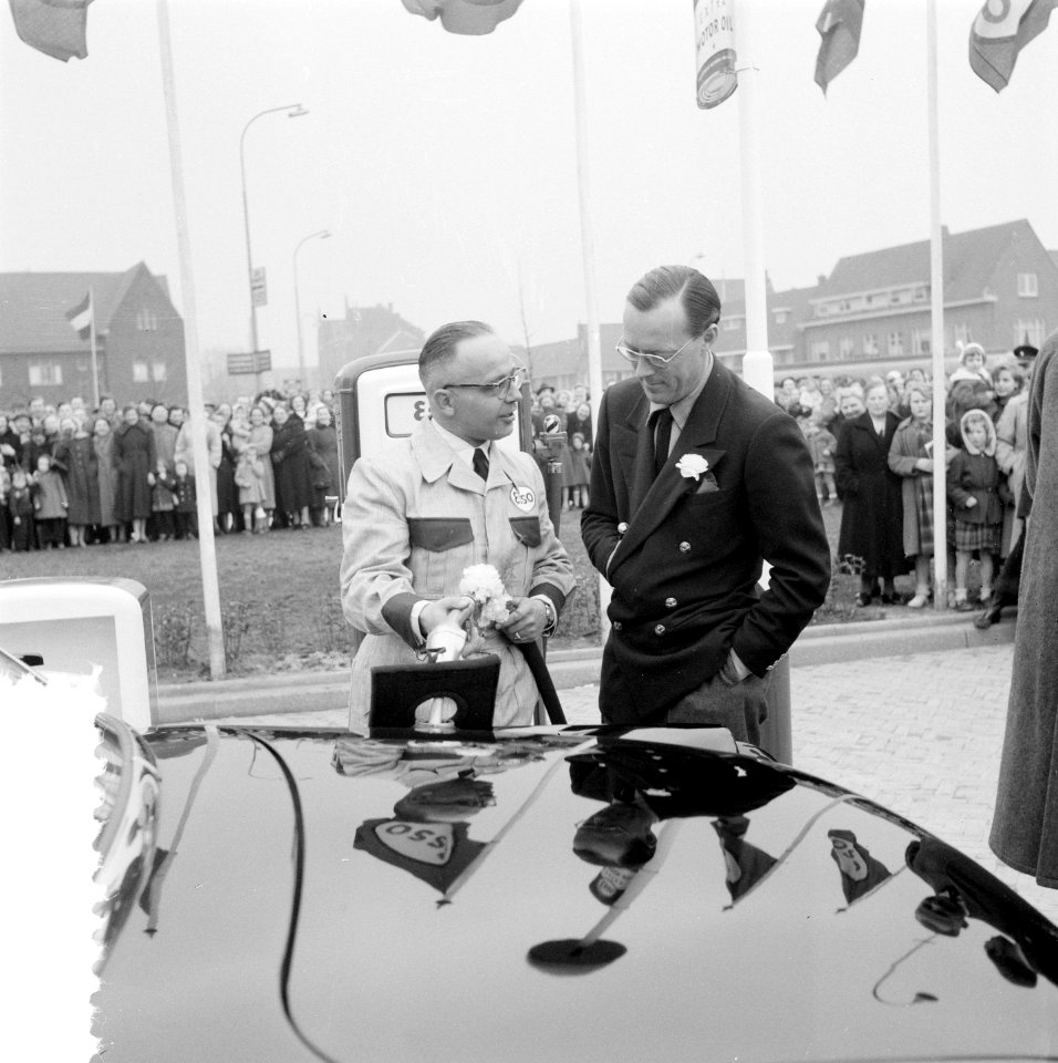 Barend Hoogeveen, voormalig chauffeur van koningin Juliana heeft op het Thomas à, Bestanddeelnr 906-3623