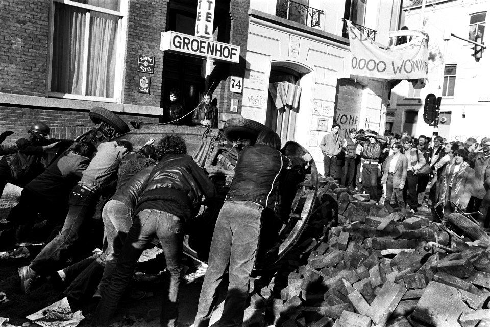 Barricaden rond kraakpand in Vondelstraat Amsterdam auto wordt op de barricade , Bestanddeelnr 930-6948
