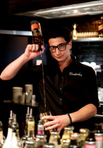 Barkeeper im Friedrichs in Tübingen bereitet einen Drink zu