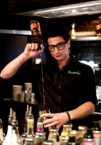 Barkeeper im Friedrichs in Tübingen bereitet einen Drink zu photo