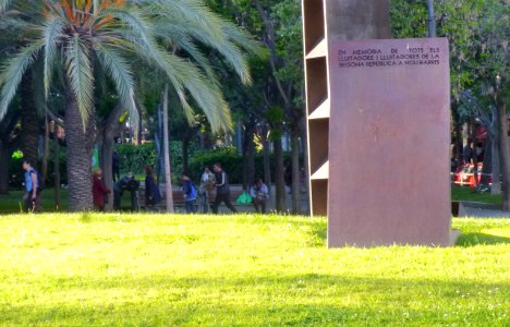 Barcelona - Plaça de la República, Homenatge a Pi i Margall 1