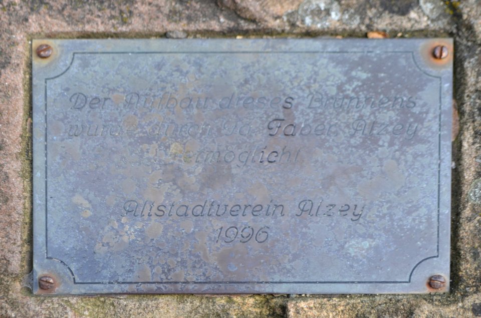 Alzeyer Schloss, Brunnen, Tafel