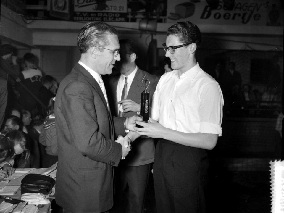 Arie Van Vliet overhandigt Ch Ritten de beker, Bestanddeelnr 909-3909