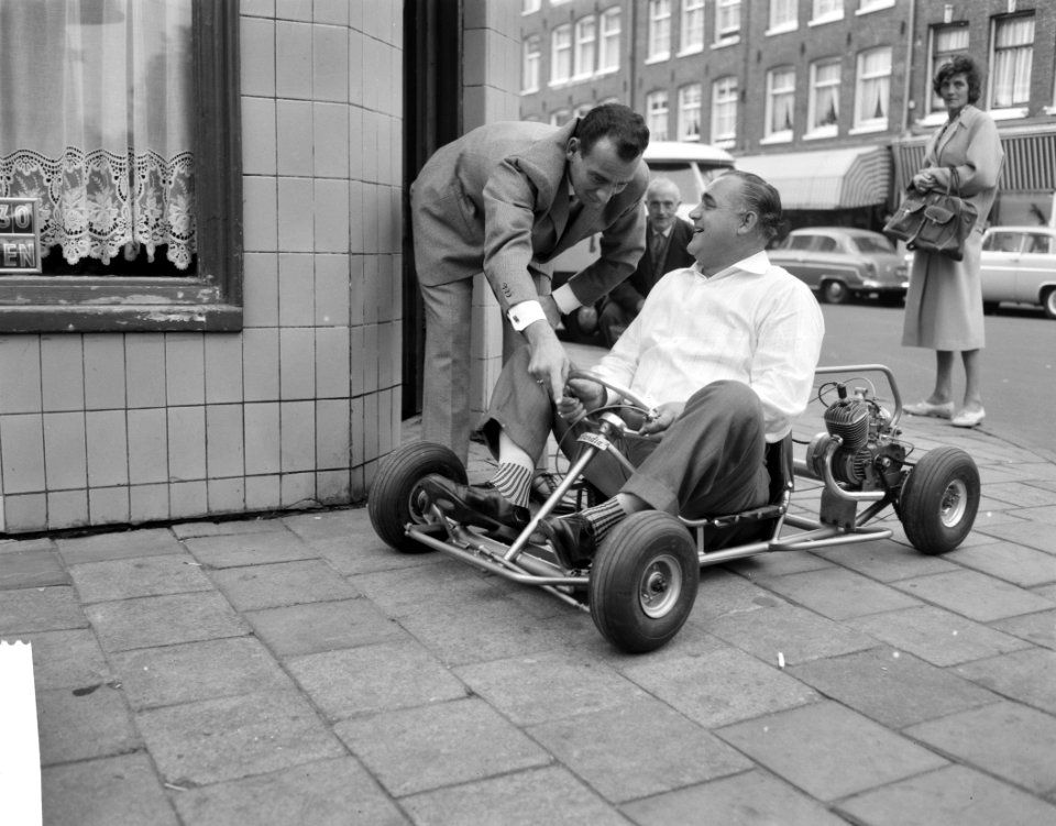 Arie de Oude reikt skelter uit, Bestanddeelnr 913-0550