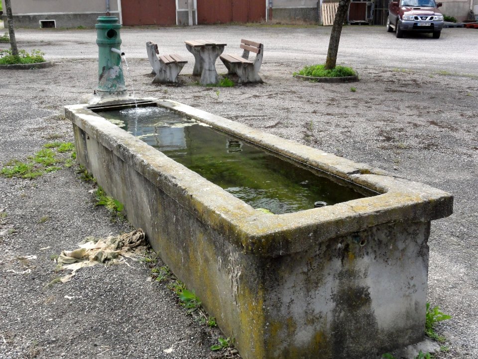 Amenoncourt (M-et-M) fontaine et lieu de pique-nique