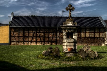 Alter Friedhof an der Westseite der Kirche in Gelsdorf (2) (HDR)