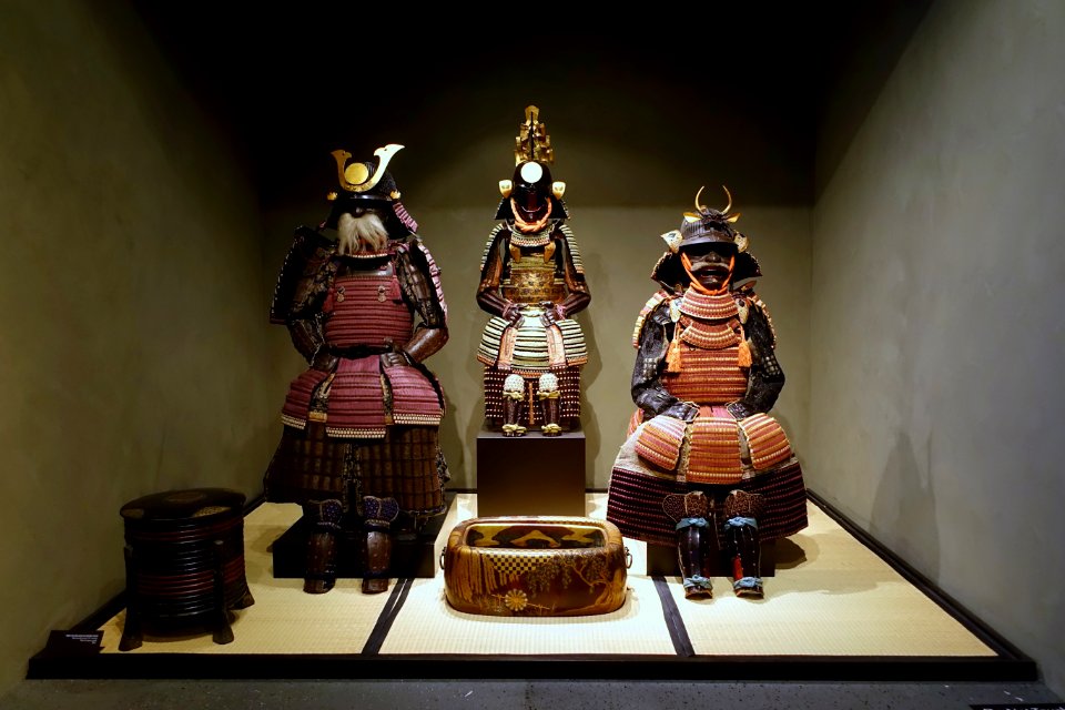 Armor and hand warmer display - The Ann and Gabriel Barbier-Mueller Museum - DSC05626