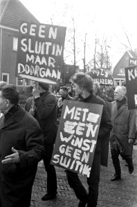 Arbeiders demonstreren tegen de voorgenomen sluiting van fabriek van Thomassen e, Bestanddeelnr 922-3111