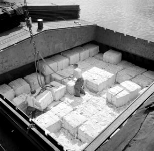 Arbeiders lossen een binnenvaartschip in de haven van Mannheim, Bestanddeelnr 254-1188