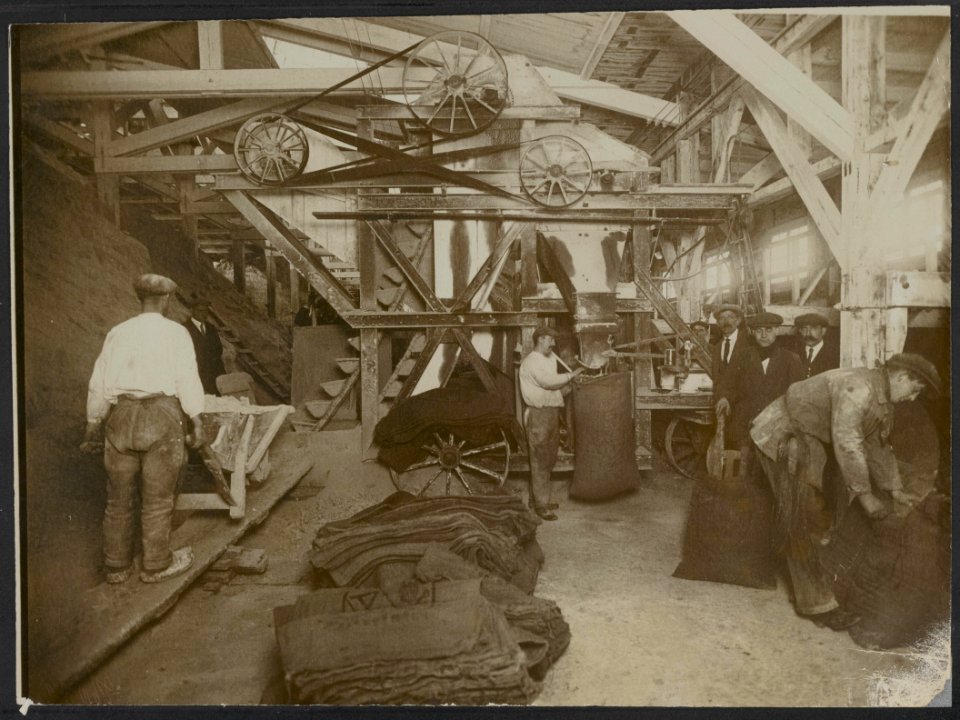 Arbeiders vullen zakken in een fabriek, Bestanddeelnr 158-2276