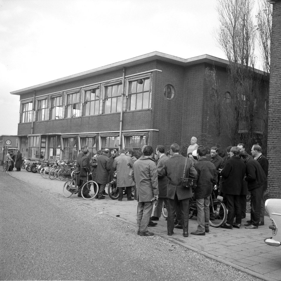 Arbeiders verlaten de fabriek, Bestanddeelnr 919-7755