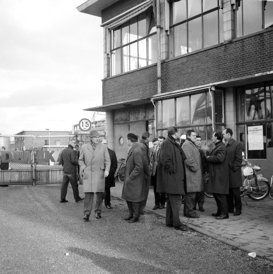 Arbeiders verlaten de fabriek, Bestanddeelnr 919-7754
